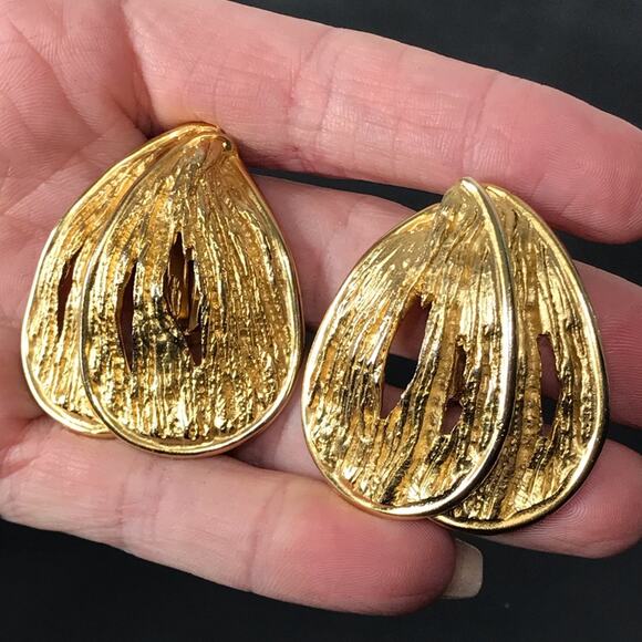 Vintage Signed Craft Runway Oversized Brutalist Textured Gold Clip On Earrings - Picture 8 of 16